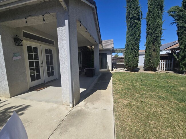 1576 Castle Way in Lemoore, CA - Building Photo - Building Photo