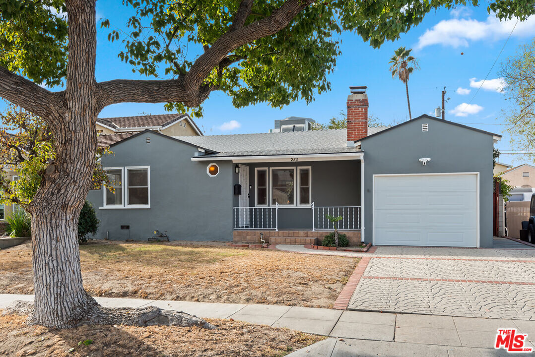 223 N California St in Burbank, CA - Building Photo