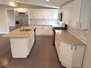 313 Zion Rd in Egg Harbor Township, NJ - Foto de edificio - Building Photo