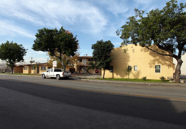 Mabel Manor in South El Monte, CA - Foto de edificio - Building Photo