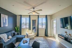 777 E Stella Ln in Phoenix, AZ - Building Photo