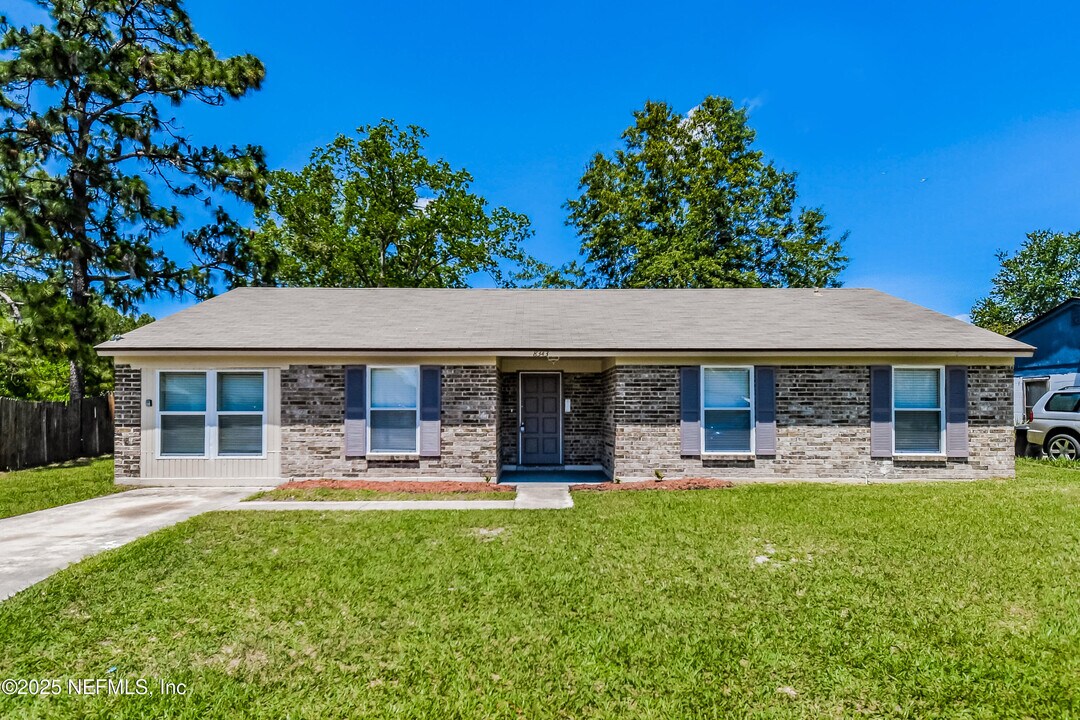 8343 Spring Lake Rd N in Jacksonville, FL - Foto de edificio