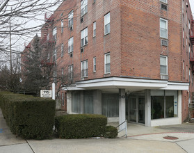 Garden City Border Apartments in Hempstead, NY - Building Photo - Building Photo