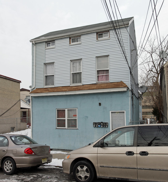 107 Mill St in Paterson, NJ - Foto de edificio - Building Photo