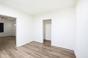 1 N Elmendorf St in San Antonio, TX - Building Photo