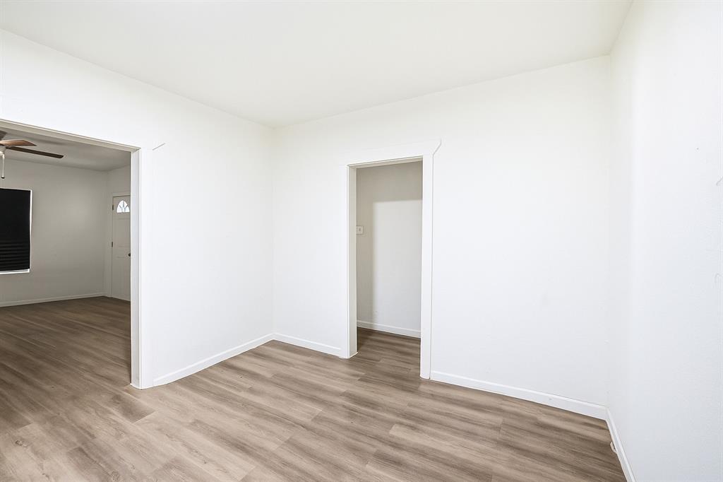 1 N Elmendorf St in San Antonio, TX - Building Photo