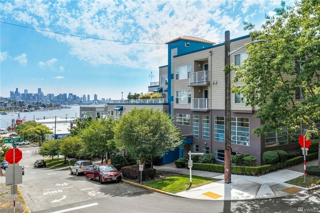 3919 Latona Ave NE in Seattle, WA - Building Photo