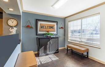 Furnished Studio-Chicago - Naperville - East in Naperville, IL - Foto de edificio - Building Photo
