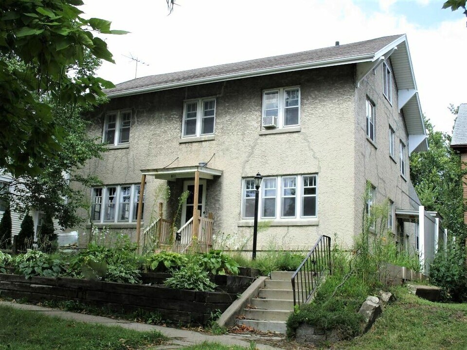 808-810 W 2nd St in Waterloo, IA - Building Photo