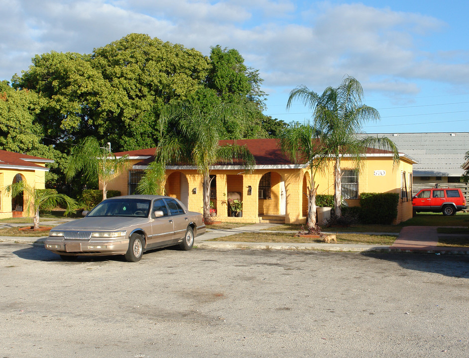 562-578 NW 15th St in Homestead, FL - Building Photo