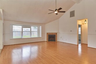 15418 Wildwood Lake Dr in Houston, TX - Building Photo - Building Photo