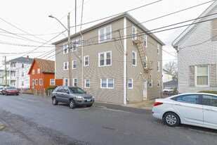 39 Bourne St, Unit 3F in Bristol, RI - Building Photo