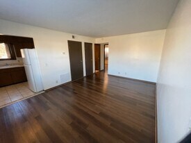 909 E 24th Ave in Hutchinson, KS - Building Photo