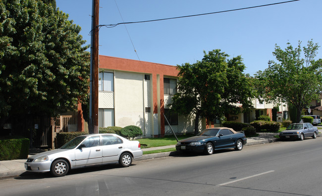 Villa Garden Apartments in Panorama City, CA - Foto de edificio - Building Photo