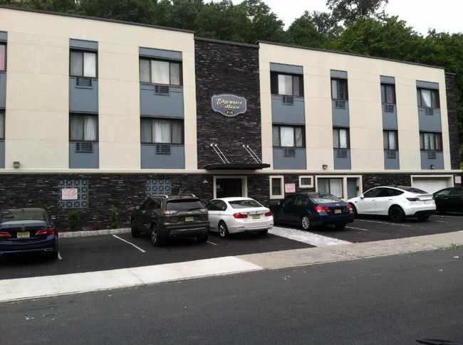 208 Undercliff Ave in Edgewater, NJ - Building Photo - Building Photo