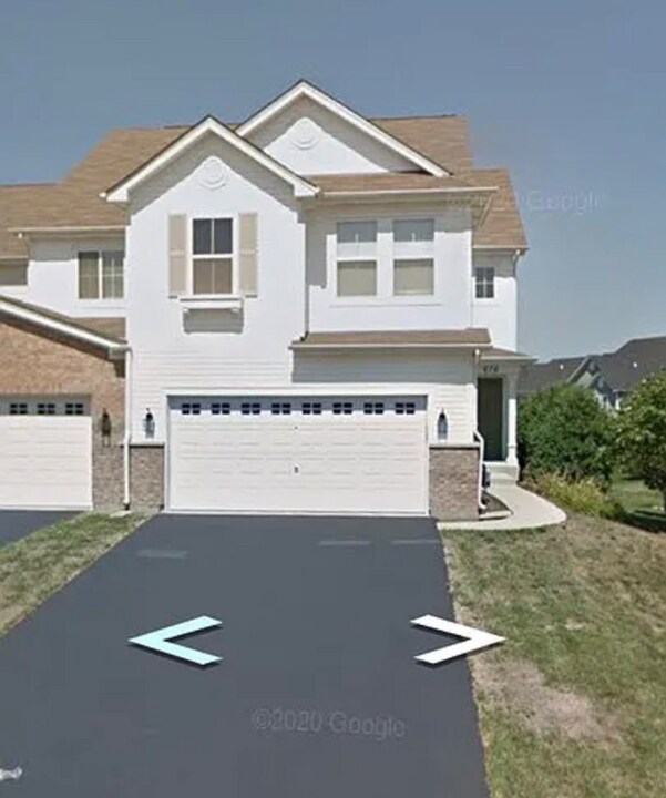 676 Acadia Cir in Crystal Lake, IL - Foto de edificio