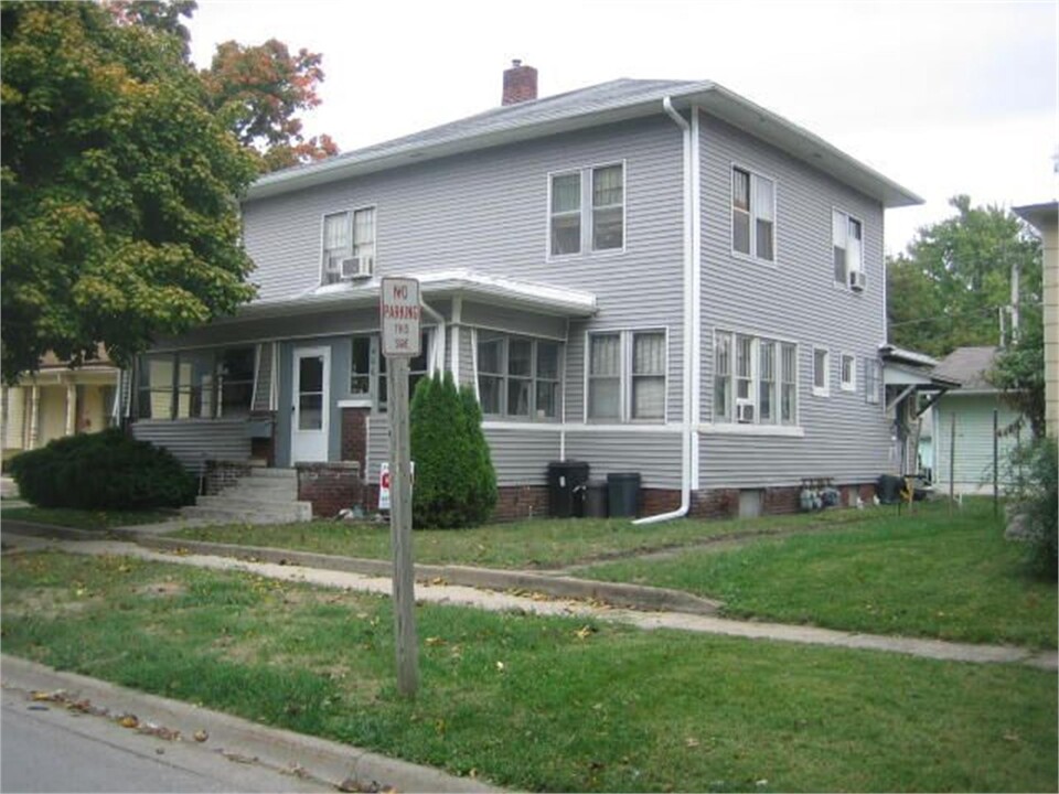 406 N D St in Oskaloosa, IA - Foto de edificio