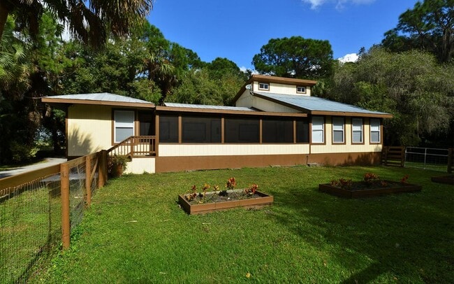 8260 Ibis St in Sarasota, FL - Foto de edificio - Building Photo