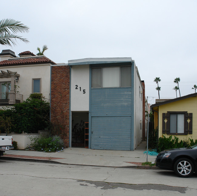 215 7th St in Seal Beach, CA - Foto de edificio - Building Photo