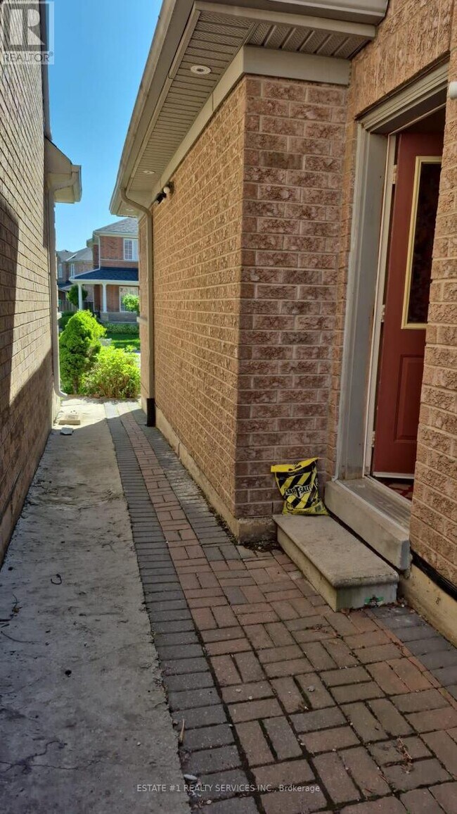 10 Ferncroft Pl in Brampton, ON - Building Photo - Building Photo
