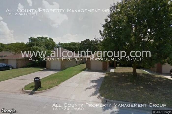 404 Lochridge Dr in Azle, TX - Foto de edificio
