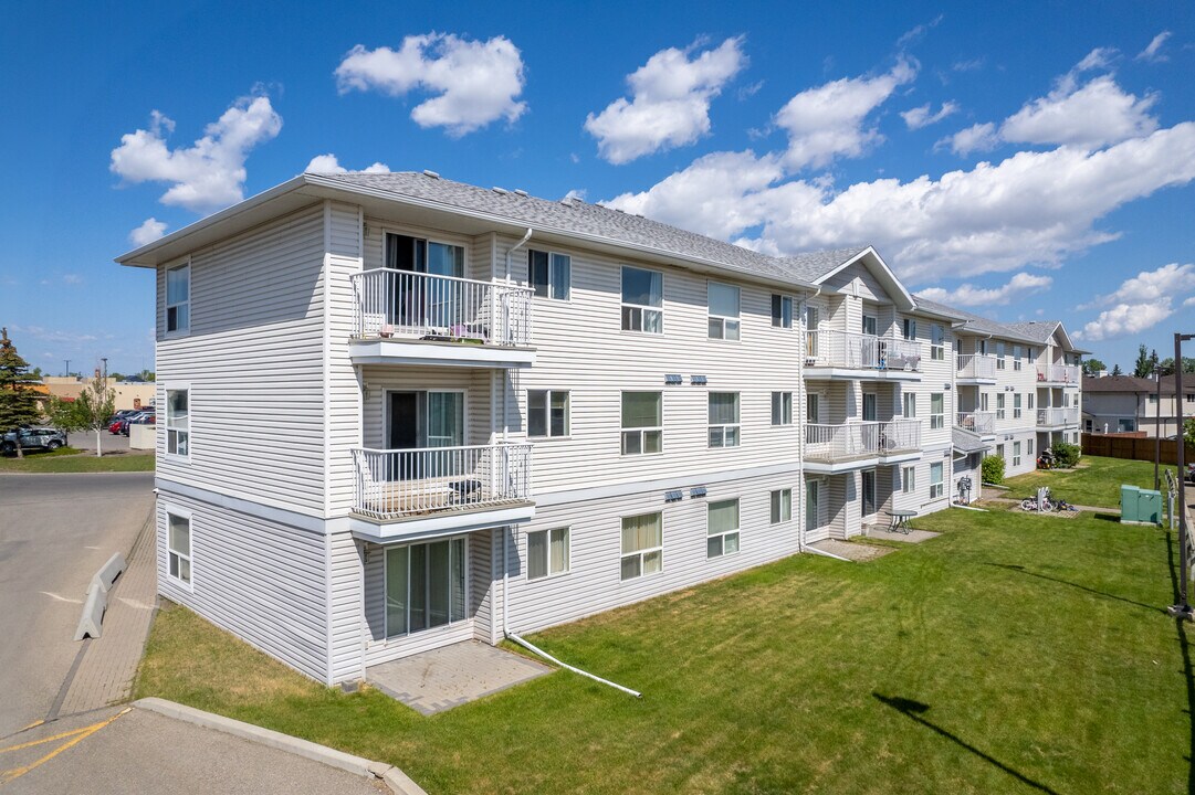 Falsbridge Garden in Calgary, AB - Building Photo