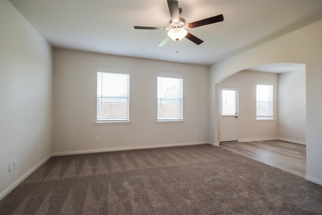 8414 Bermuda Blue Rd in Mont Belvieu, TX - Foto de edificio - Building Photo