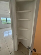 8290 Lake Dr, Unit 520 in Doral, FL - Building Photo - Building Photo