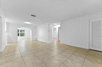 243 NW 35th St in Boca Raton, FL - Building Photo - Building Photo