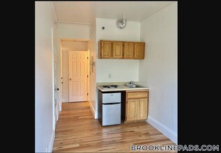 1061 Beacon St in Brookline, MA - Building Photo - Building Photo