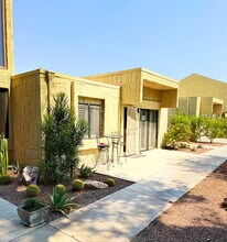 5304 Los Coyotes Dr, Unit 5304 Los Coyotes Drive in Palm Springs, CA - Foto de edificio - Building Photo