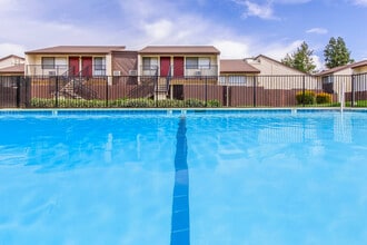 Cedarwood Apartments in Bakersfield, CA - Building Photo - Building Photo