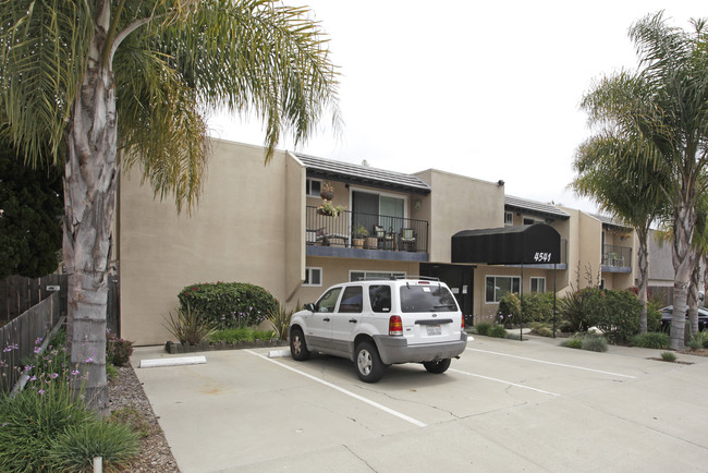 Los Arboles Apartments in San Diego, CA - Building Photo - Building Photo