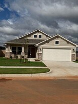 3213 Hunt Ln in Guthrie, OK - Building Photo