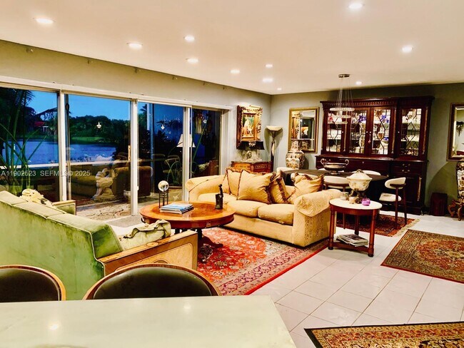 877 NE 195th St in North Miami Beach, FL - Building Photo - Building Photo