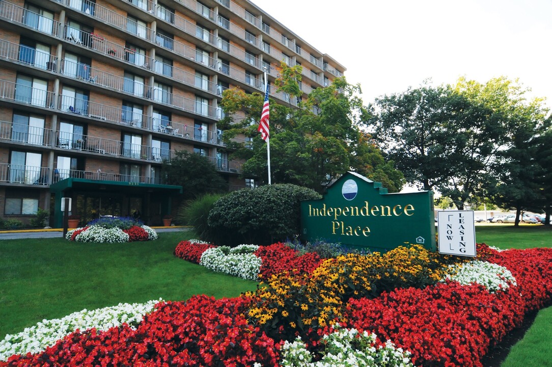 Independence Place Apartments in Parma Heights, OH - Building Photo