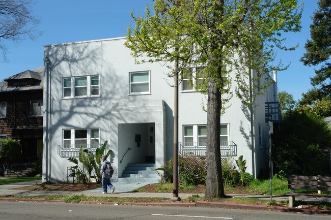 2208 Martin Luther King Jr Way in Berkeley, CA - Foto de edificio - Building Photo