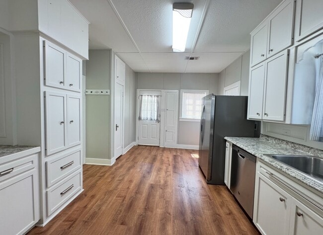 909 W Main St