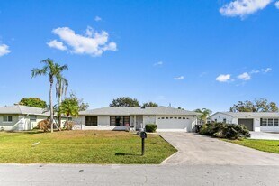 571 SE Anchor Ln in Port St. Lucie, FL - Building Photo