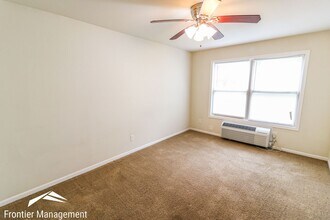 1223 N 12th St in Manhattan, KS - Foto de edificio - Building Photo