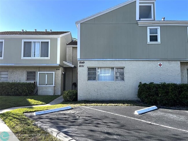8149 Lagos De Campo Blvd in Tamarac, FL - Foto de edificio - Building Photo