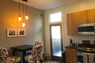 703 13th St NE, Unit A in Washington, DC - Foto de edificio - Building Photo