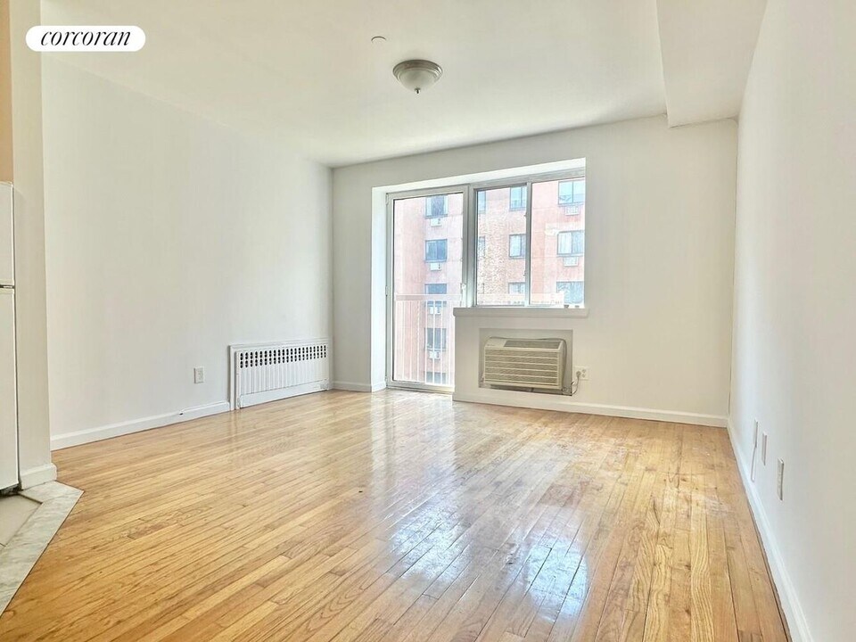 422 E 10th St in New York, NY - Building Photo
