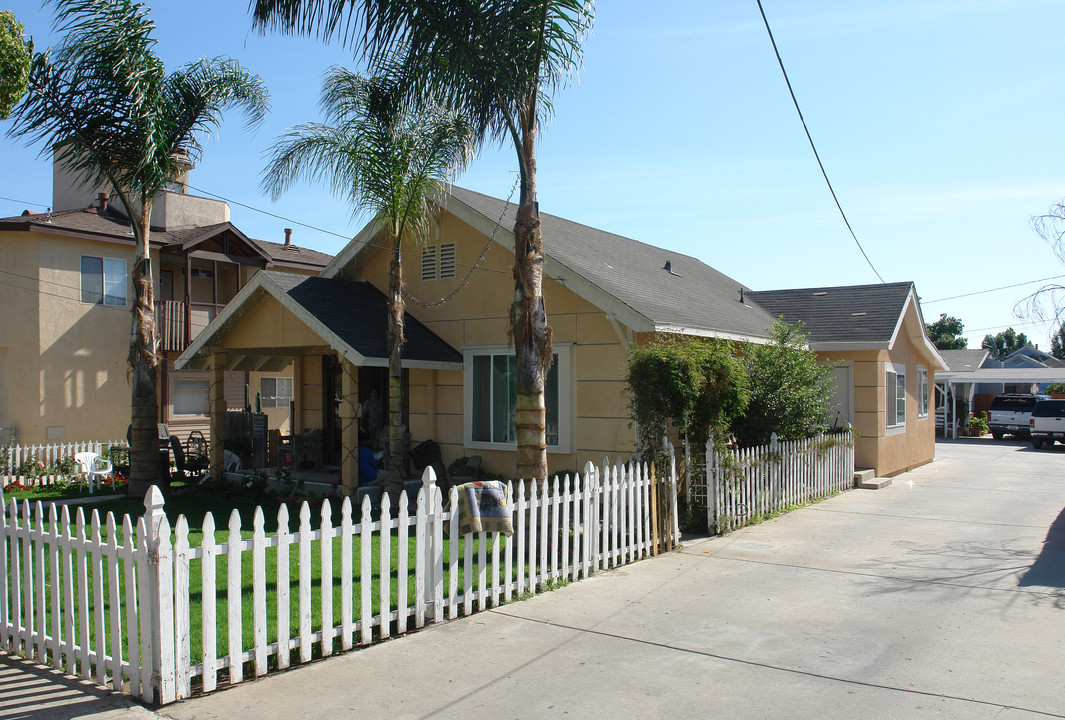 228 N 6th St in Santa Paula, CA - Building Photo