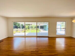 12823 Martha St in Valley Village, CA - Foto de edificio - Building Photo