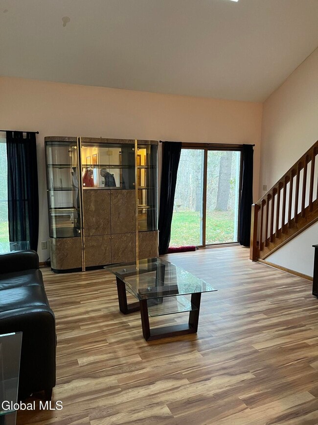 43 Green Meadow Dr in Clifton Park, NY - Foto de edificio - Building Photo