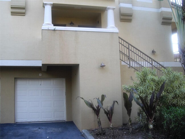 751 N Pine Island Rd in Plantation, FL - Building Photo - Building Photo