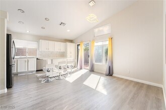 1512 Iron Springs Dr in Las Vegas, NV - Foto de edificio - Building Photo