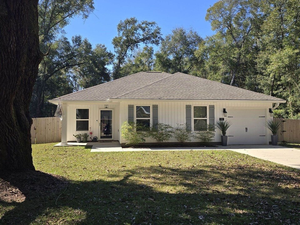 131 Calvert Oaks Dr in Pensacola, FL - Building Photo