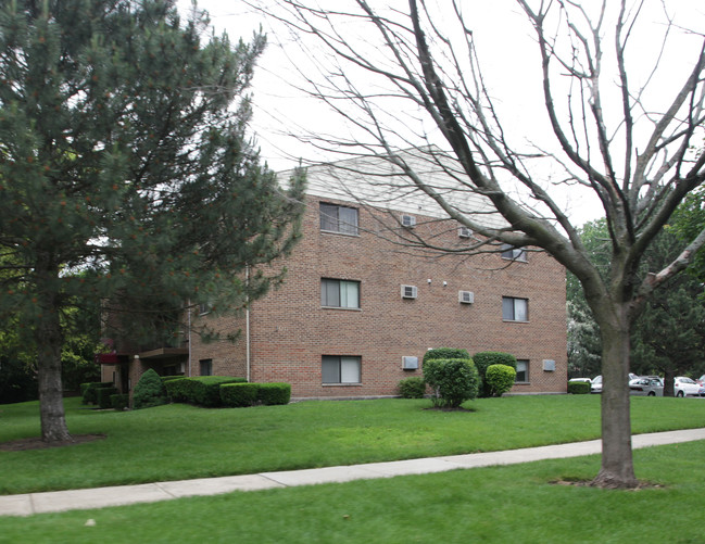 Whispering Trail Apartments in Naperville, IL - Building Photo - Building Photo